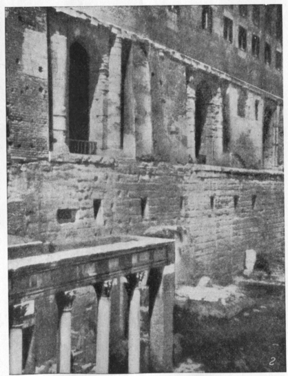 Фасад на Форум (на первом плане портик Двенадцати богов, императорского времени)