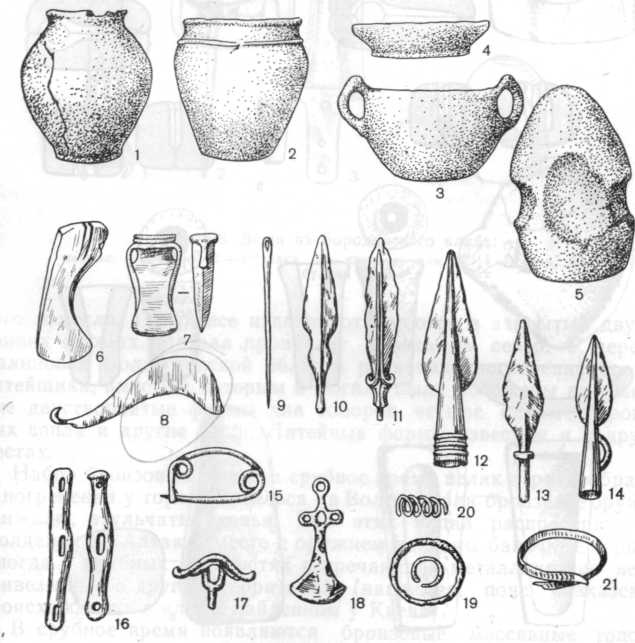Инвентарь срубной культуры: 1—4 — сосуды, 5 — молоток, 6 — бронзовый топор, 7 — бронзовый кельт, 8 — бронзовый серп, 9 — шило металлическое, 10—11 — бронзовые ножи, 12—14 — бронзовые копья, 15 — фибула, 16 — костяной псалий, 17—21 — металлические украшения