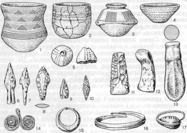 Инвентарь среднеднепровской культуры: 1—4 — сосуды, 5 — пряслице, в—10 —копья и стрелы, 11—12 — топоры, 13 — тесло, 14— 17 — украшения