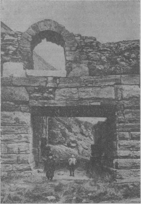 Городские ворота конца IV — III в. до н.э. Вверху калитка римского времени.