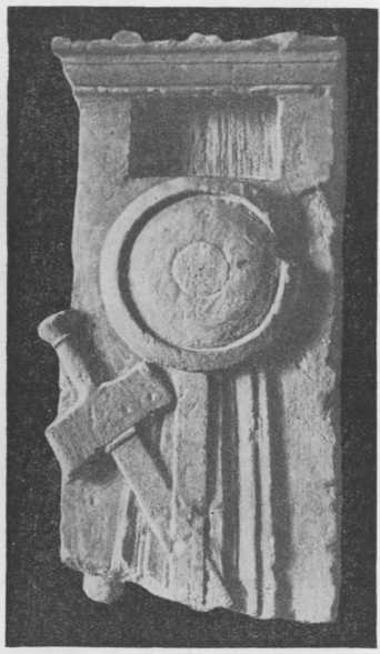 Надгробие из Херсонеса с изображением щита о ковриком и меча