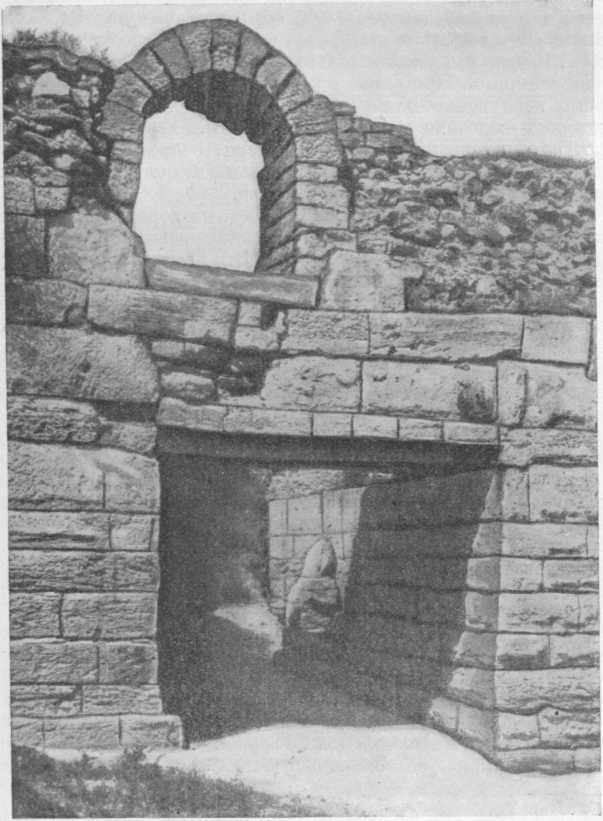 Городские ворота Херсонеса IV в. до н. э.; вверху калитка для вылазок статуи богов и героев; там же хранилась государственная казна.