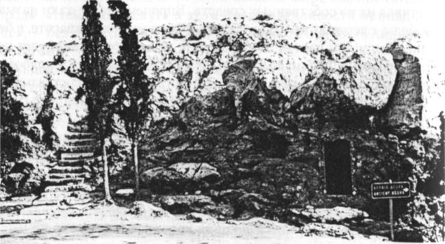 Ареопаг (буквально - холм Ареса, бога войны), где заседал Совет Ареопага