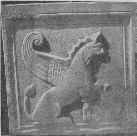 Мраморная плита с изображением грифона (Херсонес II—III века нашей эры). Найдена в раннехристианском храме. 