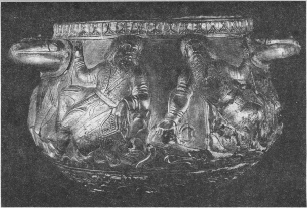 Рис. 42. Серебряная чаша IV в. из кургана Гайманова могила. Музей исторических драгоценнгостей. Киев