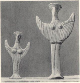 Микенские идолы из Дельф. Терракота, краска. 0,12 м и 0,2 м. XV—XIII вв. до н. э.