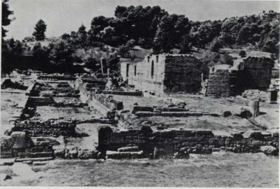 Вид с востока на раннехристианскую церковь, перестроенную из мастерской Фидия. V в. н. э.