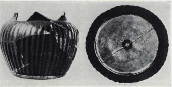 Чернофигурный кувшинчик из мастерской Фидия с надписью «Я принадлежу Фидию». 440—430 гг. до н. э