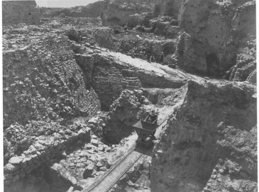 «Большой пандус» Шлимана в Трое II в 1893 г. «Сокровища Елены» были, вероятно, найдены сразу за стеной (в центре слева), в облицованной камнем гробнице.
