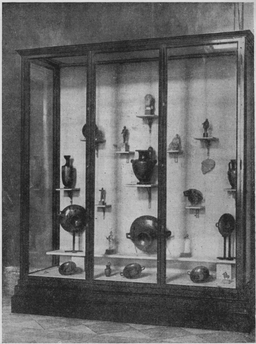 V.  Шкаф с памятниками прикладного искусства эпохи строгого стиля (начало V века).